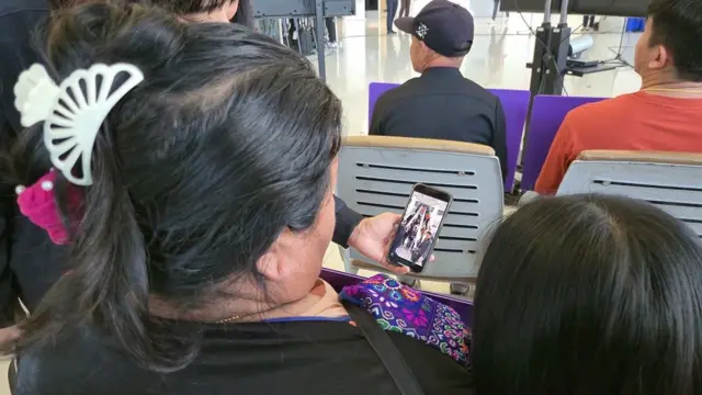 อนงค์ แซ่ท้าว แม่ของหนึ่งในตัวประกันและ วิชญาดา แซ่ย่าง ภรรยาของแรงงานไทย เฝ้าดูการกลับมาของ นายบรรณวัชร แซ่ท้าว ผู้เป็นลูกและสามี