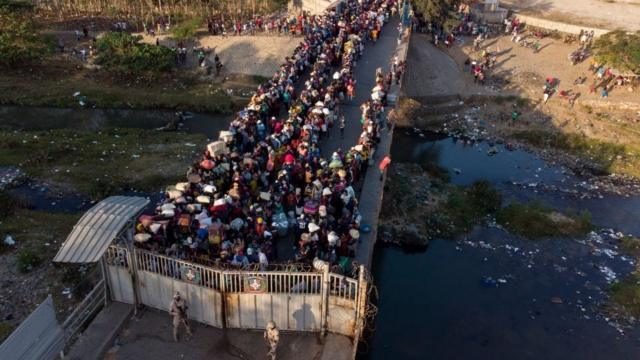 Personas cruzando frontera entre República Dominicana y Haití.