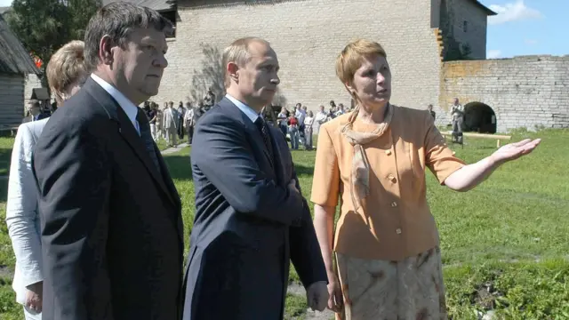 Путин во время посещения Старой Ладоги в 2003 году