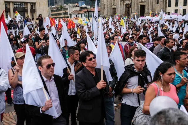En el centro de Bogotá decenas de personas se manifestaron en favor del acuerdo de paz.