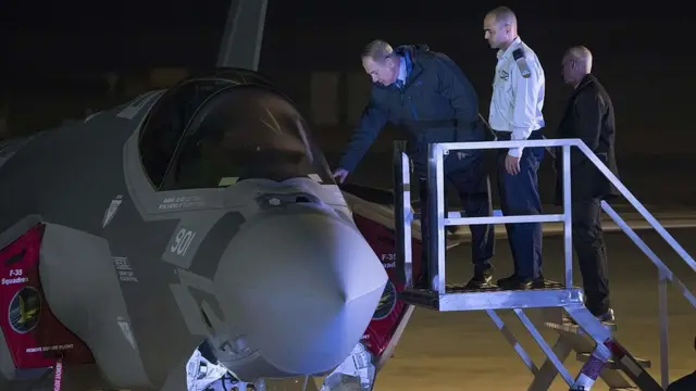 بنیامین نتانیاهو، نخست وزیر اسرائیل در مراسم تحویل اولین جنگندههای اف-۳۵ در سال ۲۰۱۶