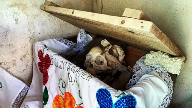 Crâne dans le cimetière de Pomuch