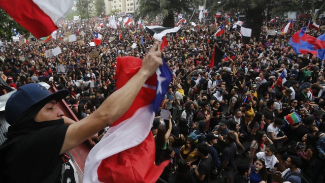 Multidão durante protesto no Chile