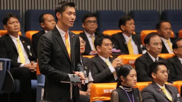 ธนาธร จึงรุ่งเรืองกิจ