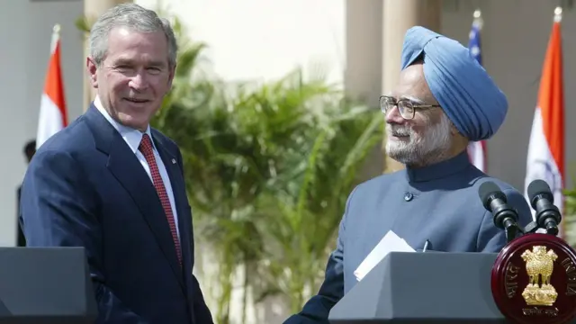 조지 부시 당시 미국 대통령과 만모한 싱 당시 인도 총리가 2006년 원자력 협정 체결을 발표하면서 악수하고 있다