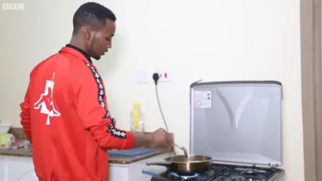 Cabdiraxman, oo xaaskiisa jikada u galay ayaa ka mid ah dhallinta cunto karinta baratay