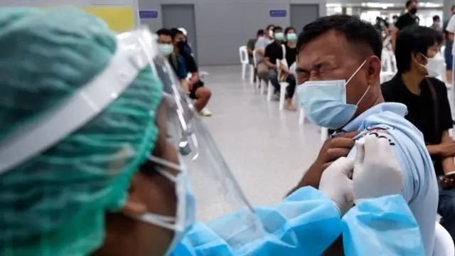 ภาพคนฉีดวัคซีน