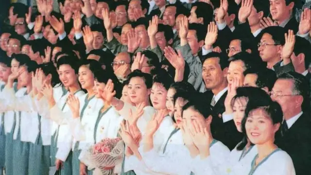 2000년 6월 이지안 씨(맨 오른쪽)을 포함한 평양교예단원들이 서울공연을 마친 뒤 공항에서 작별 인사를 하고 있다