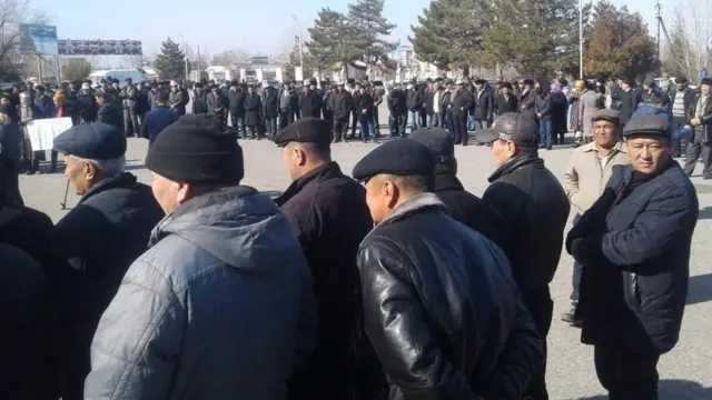 Мекенчил күчтөр бардык региондордо курултай өткөзүп, андан кийин Бишкекте чоң курултай чакырып, Элдик курултайдын бийлик бутактарын багыттаган жана көзөмөлдөгөн күч катары Баш мыйзамда таанылышын талап кылган жатышат.