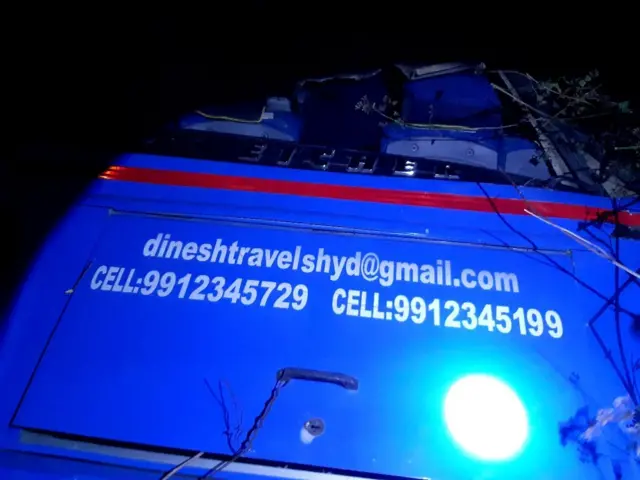 విశాఖ ఏజెన్సీలో బోల్తా పడిన టూరిస్ట్ బస్సు