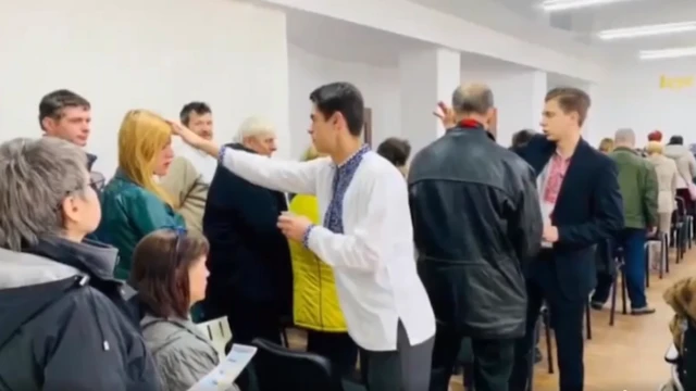Pessoas recebendo a benção em igreja