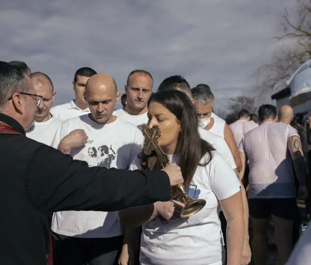 Plivanja za Časni krst organizuju se širom zemlje. Mnogi vernici nose kućama vodu koju su blagosiljali sveštenici jer se veruje da je lekovita.