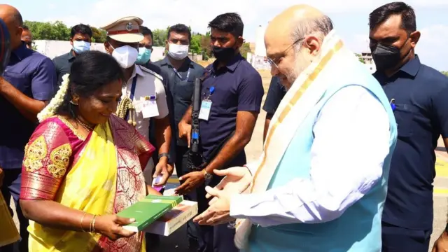 அமித்ஷாவை வரவேற்கும் புதுவை துணை நிலை ஆளுநர் தமிழிசை சௌந்தரராஜன்