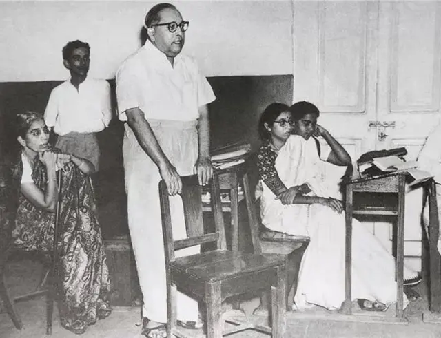 પોતાની શિક્ષણ સંસ્થાના વિદ્યાર્થીઓનું રાજકીય જ્ઞાન પરિપક્વ હોય તે બાબતમાં આંબેડકરે મુંબઈના સિદ્ધાર્થ મહાવિદ્યાલયની 'વિદ્યાર્થી સંસદ'માં 11 જૂન, 1950એ હિન્દુ કોડ બિલના સમર્થનમાં ભાષણ આપ્યું હતું