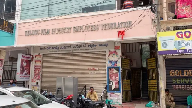 సినిమా కార్మికుల ఆందోళన