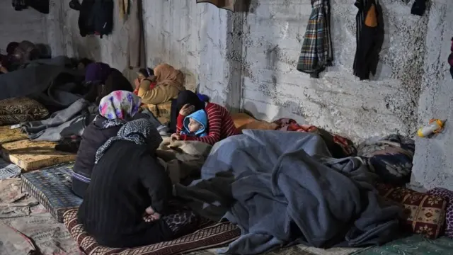 نازحون سوريون في ملجأ في عفرين