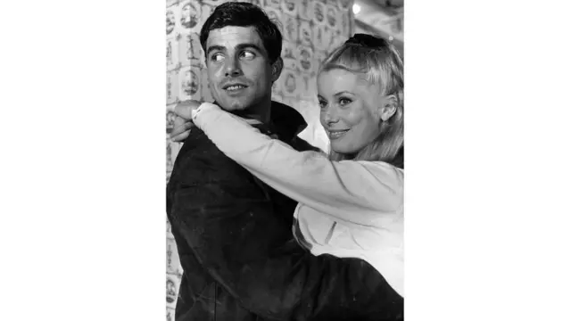 Ніно Кастельнуово та Катрін Денев зіграли закоханих у фільмі "Шербурзькі парасольки"