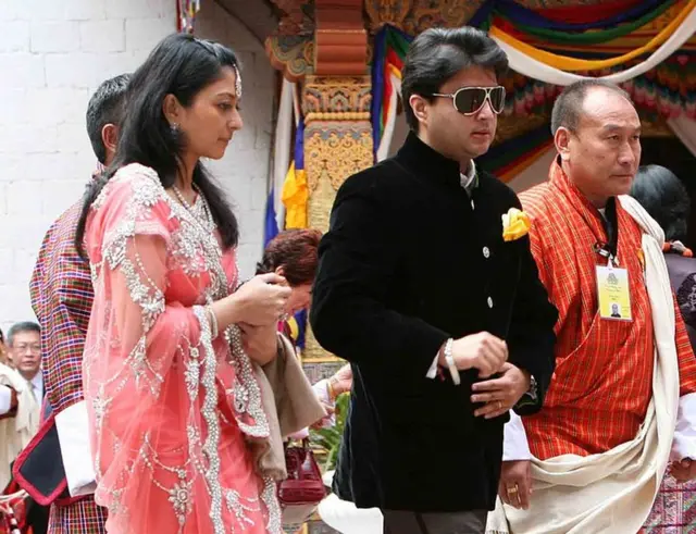 જ્યોતિરાદિત્ય સિંધિયા તેમનાં પત્ની સાથે