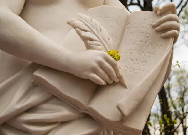 Escultura con libro