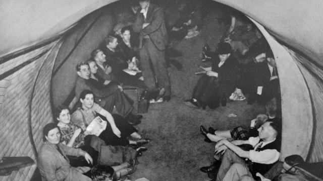 第二次世界大战伦敦人在地铁隧道中躲避