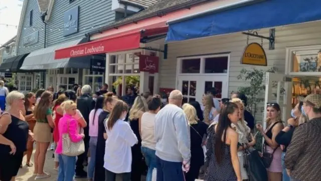 大量人潮挤在在商店外面排队