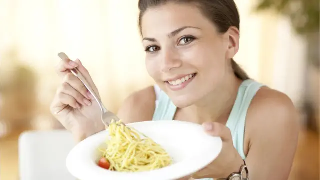 Mulher comendo macarrão