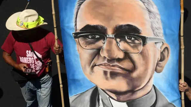 Manifestación celebrando el anuncio de la canonización de Monseñor Romero.