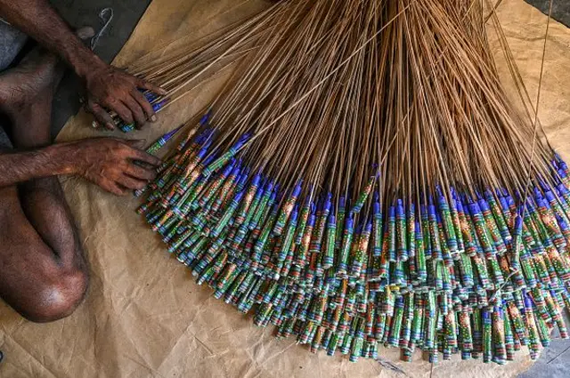 මුල් යුගයේ රතිඤ්ඤා වෙනුවට 'උණ වෙඩි' භාවිත කෙරුණු බව මහාචාර්ය රාජ් සෝමදේව පවසයි.