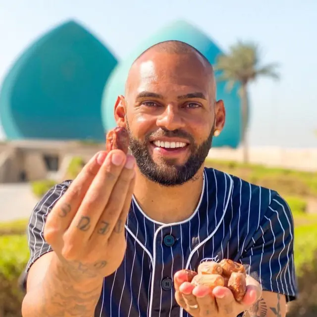 Jailson comendo doces típicos iraquianos