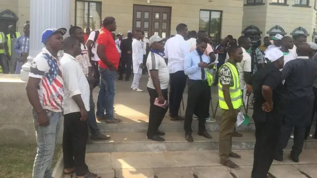 Party supporters and journalists for Gov. Samuel Ortom house afta INEC declare im election inconclusive