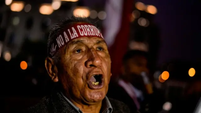 Manifestante con vincha que dice "No a la corrupción"