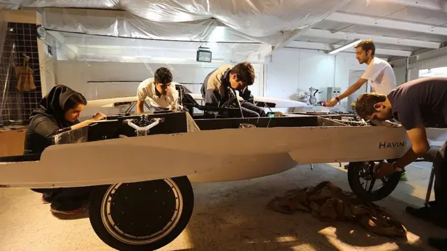 estudiantes desarrollando un carro