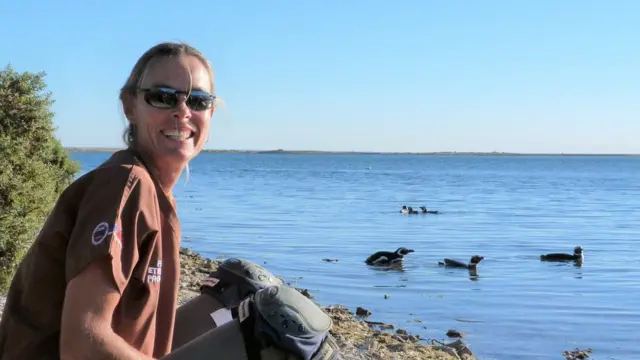 Marcela Uhart frente al mar