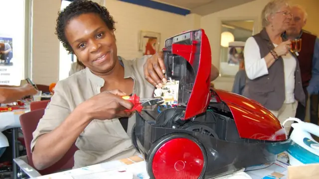 Mujer arreglando un aspirador