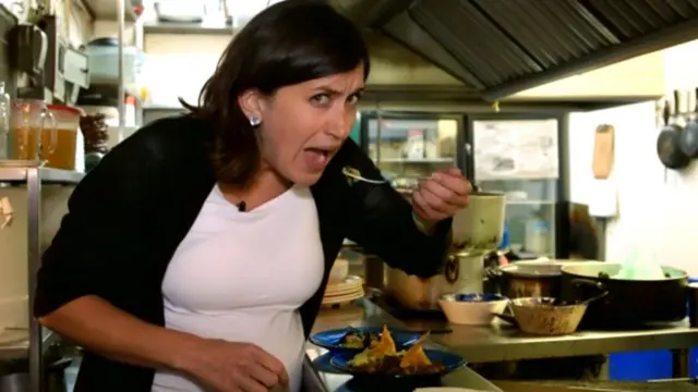 Кэти Уотсон пробует мучных червей