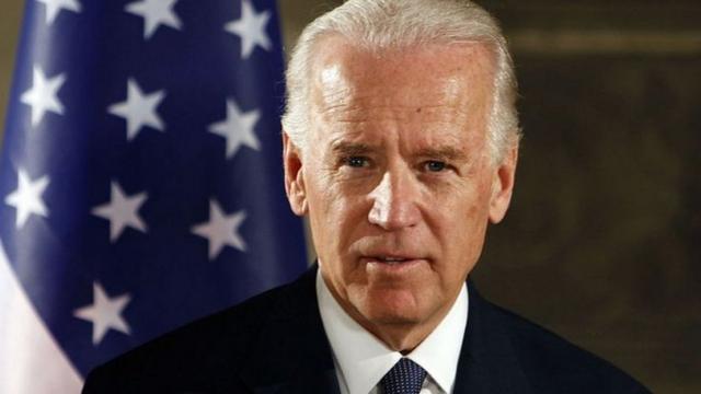 O americano Joe Biden, um homem branco de 77 anos e cabelos brancos