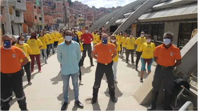 Em um dia ensolarado, vemos o líder comunitário Gilson Rodrigues e três bombeiros civis, à frentejogar dominó onlinefileirasjogar dominó onlinebrigadistas recém-formados