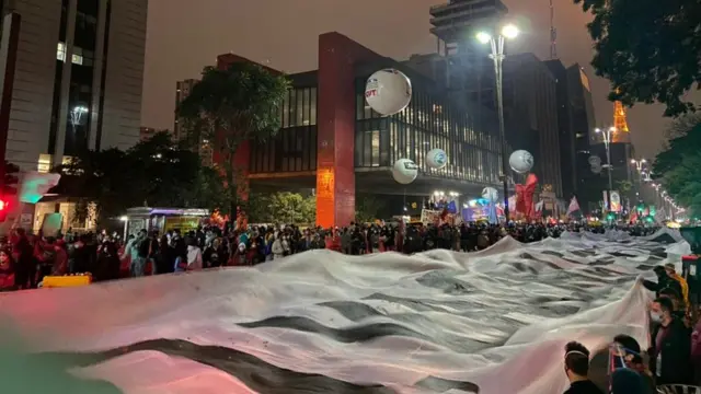 Bandeira é estendida na avenida Paulista enquanto manifestantes interditam os sois sentidos da viacomo ganhar bonus sportingbetSP