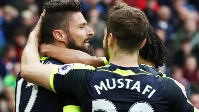 Giroud giúp Arsenal thắng đậm Sunderland
