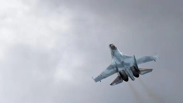 Су-35С во время показательных выступлений на авиасалоне МАКС-2019