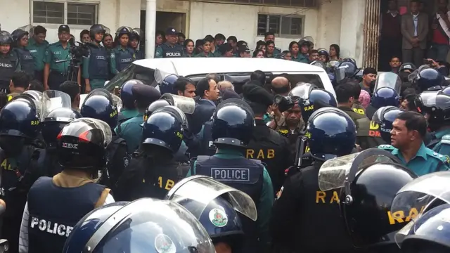 দুর্নীতির মামলায় সাজা হওয়ার পর খালেদা জিয়াকে কারাগারে নিয়ে যাওয়া হচ্ছে।