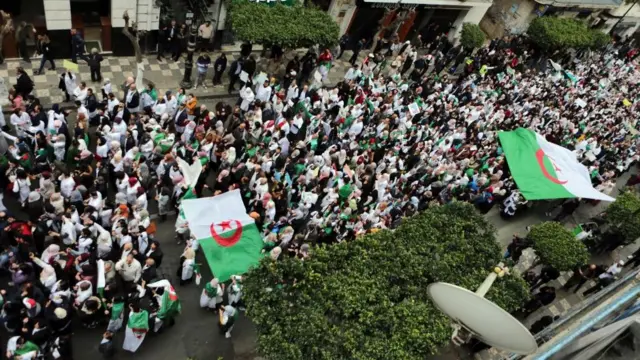 L'un de leurs nouveaux slogans est : "Nous voulions des élections sans Bouteflika, on nous a donné Bouteflika sans élections."