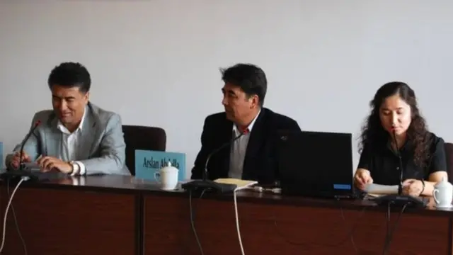 प्रोफ़ेसर तियिप(सबसे दाएं) अपने साथियों के साथ एक कार्यक्रम में