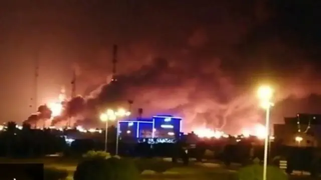 ඛනිජ තෙල් මධ්‍යස්ථානයක් ගිනි ගනිමින් තිබුණ ආකාරය