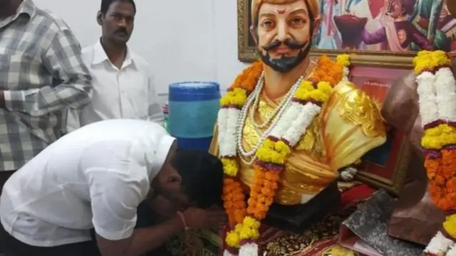 डिसेंबर 2018 ला झालेल्या अहमदनगर महापालिका निवडणुकीत विजयी झाल्यानंतर छत्रपती शिवाजी महाराजांच्या प्रतिमेला अभिवादन करताना छिंदम