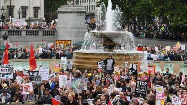 Miles de manifestantes en Trafalgar Square, en el centro de Londres.