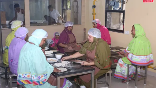 दाऊदी बोहरा किचनमध्ये काम करणाऱ्या महिला