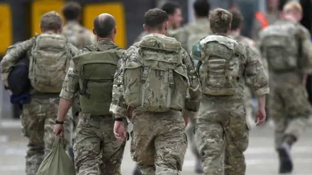 अफ़ग़ानिस्तान से वापस जाते विदेशी सैनिक