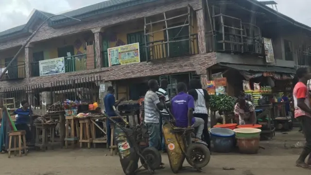 Traders dey sell foodstuff for Igando