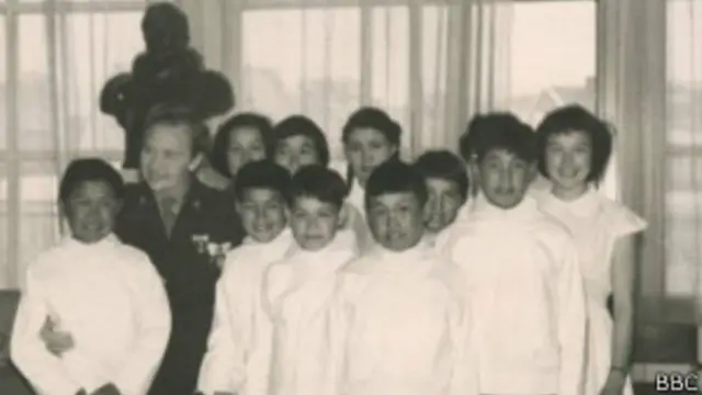 Los niños en el hogar de vuelta en Groenlandia.